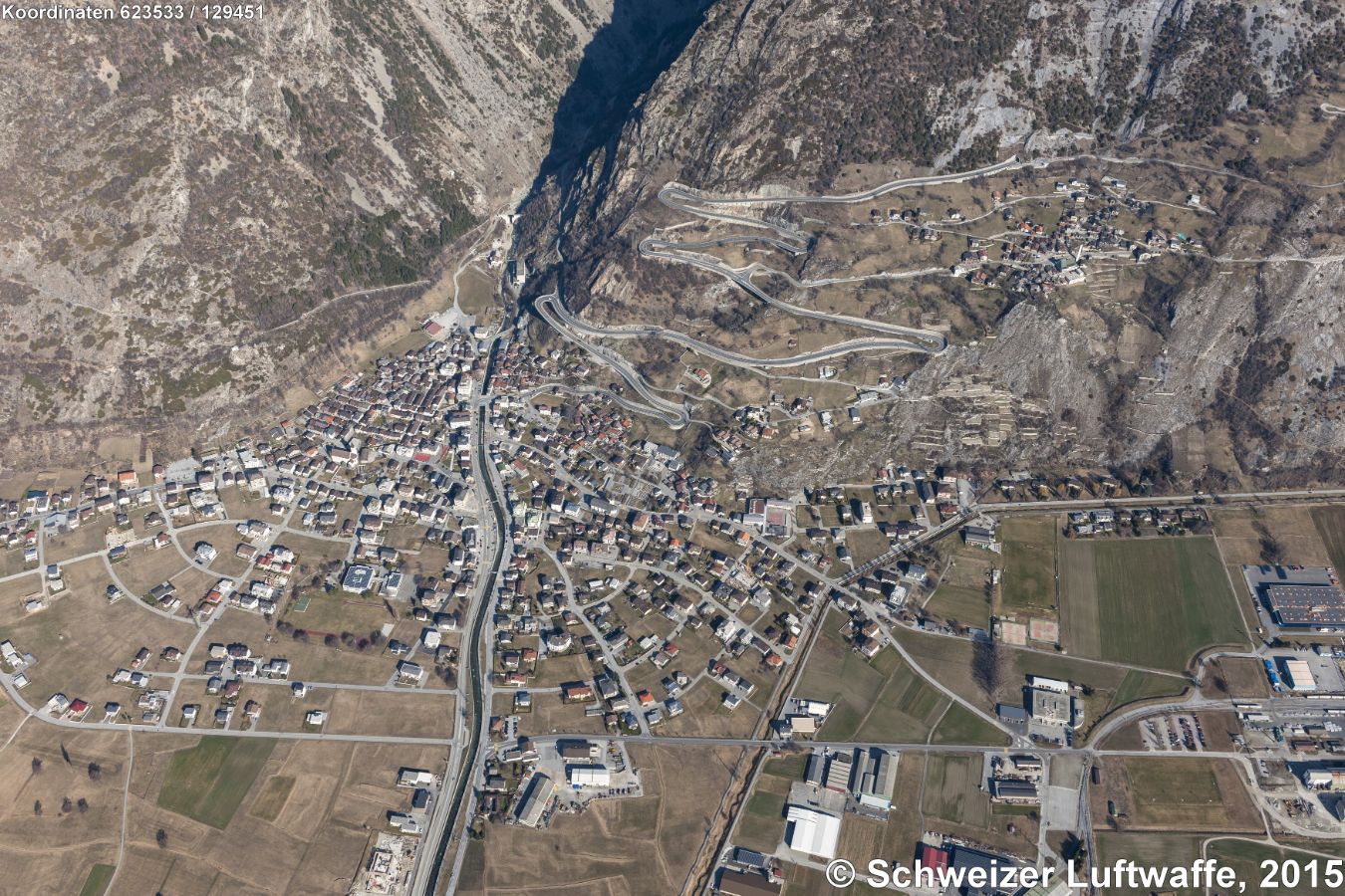 Gampel mit Kehrschleifen zum Lötschberg-Autoverlad Goppenstein. Südlich des Tunneleingangs 'Hohtenn-Mittal': Hohtenn